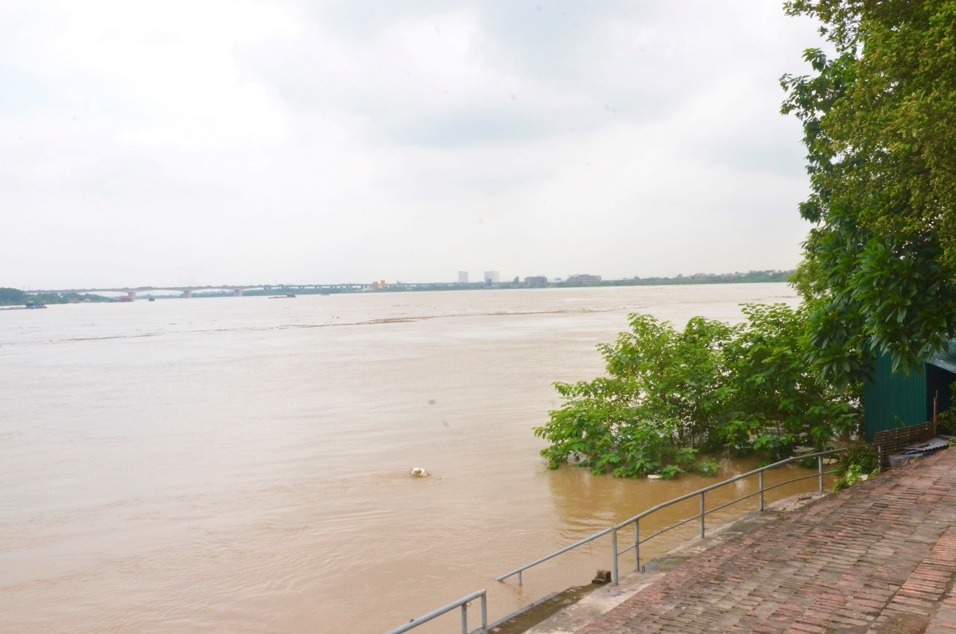 Làng Gốm Bát Tràng có vị trí nằm sát ngay sông Hồng nên có những ảnh hưởng tiêu cực tới nguồn nước