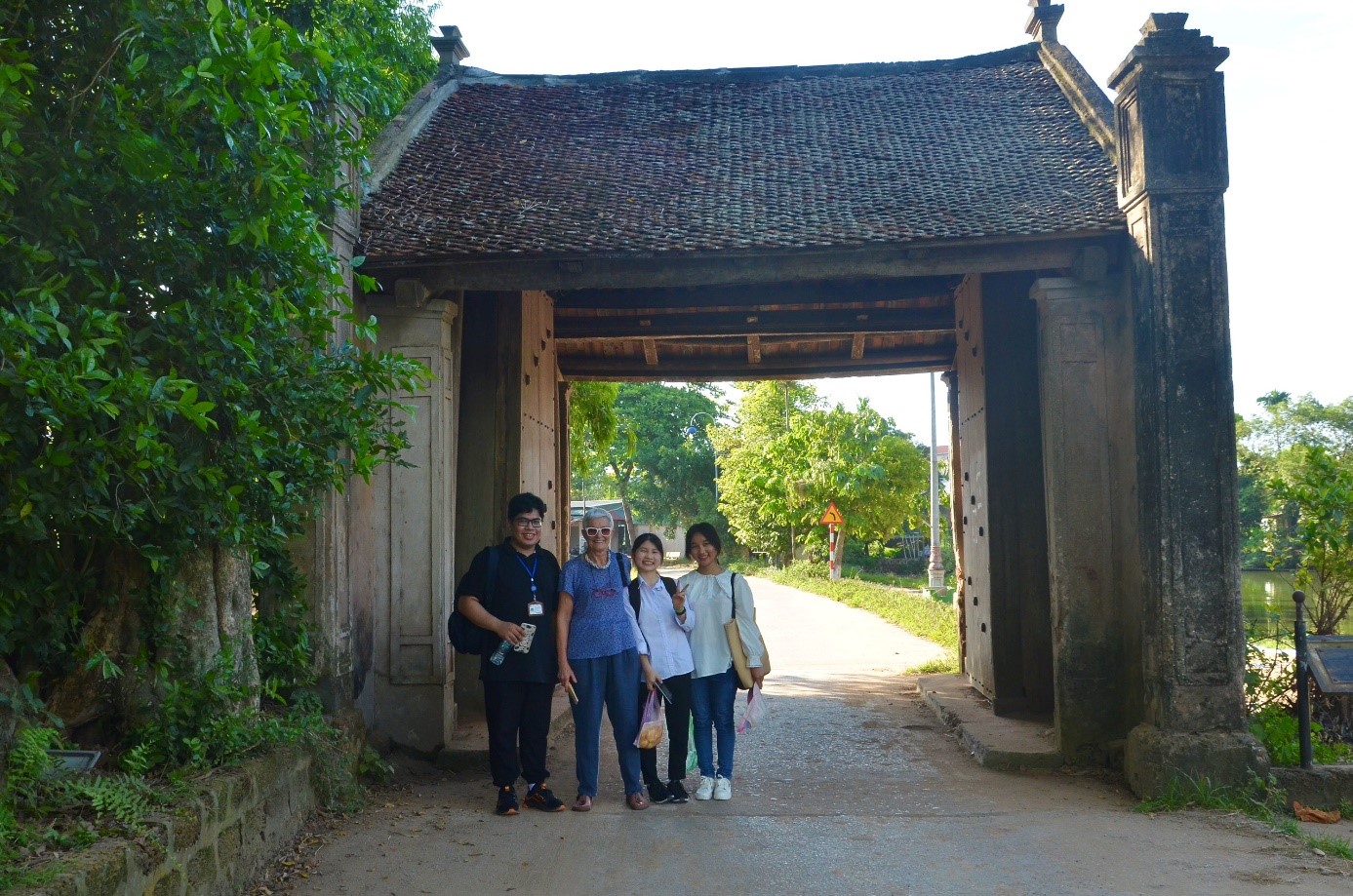 TS.Christiane WEBER và các sinh viên Khoa Địa lý có chuyến tham quan tại làng cổ Đường Lâm