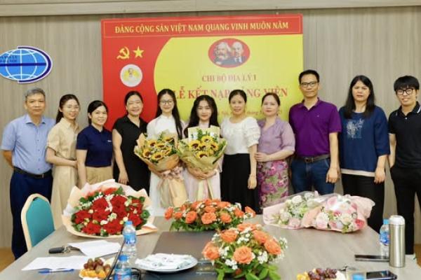   
          LỄ KẾT NẠP ĐẢNG VIÊN MỚI KHOA ĐỊA LÝ NĂM 2025